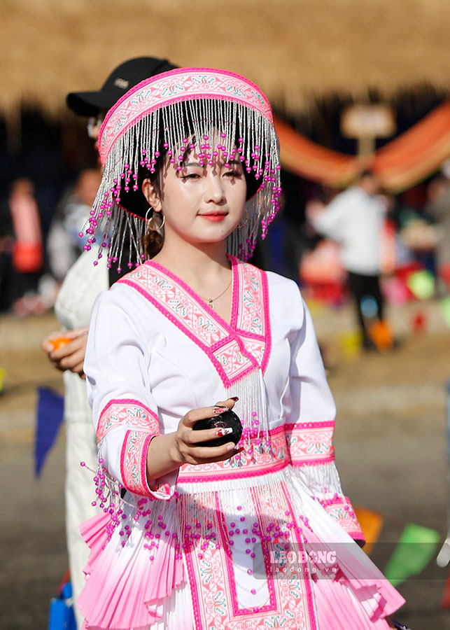 Co gai Mong xinh dep voi qua Pao tren tay, san sang cho tro choi giao duyen ngay Tet.