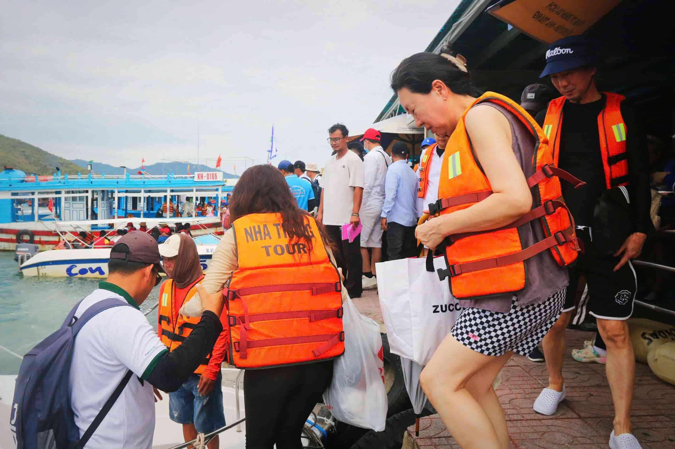 Domestic and foreign tourists come to Nha Trang for Tet holiday in great numbers. Photo: Huu Long