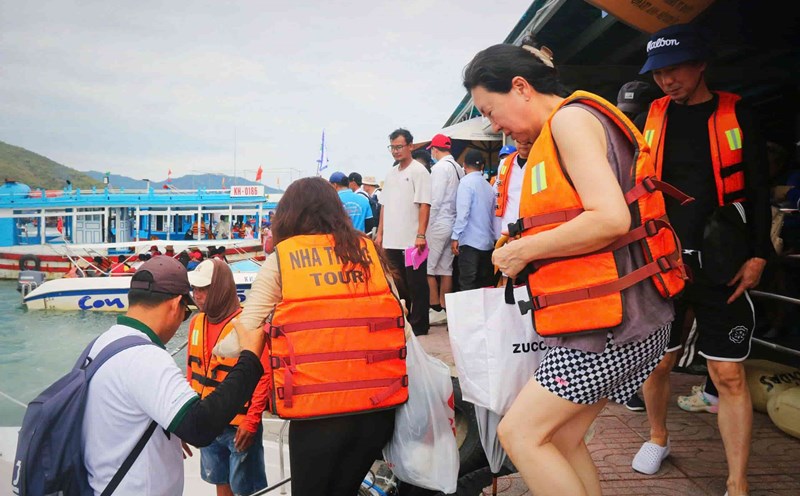 Domestic and foreign tourists come to Nha Trang for Tet holiday in great numbers. Photo: Huu Long