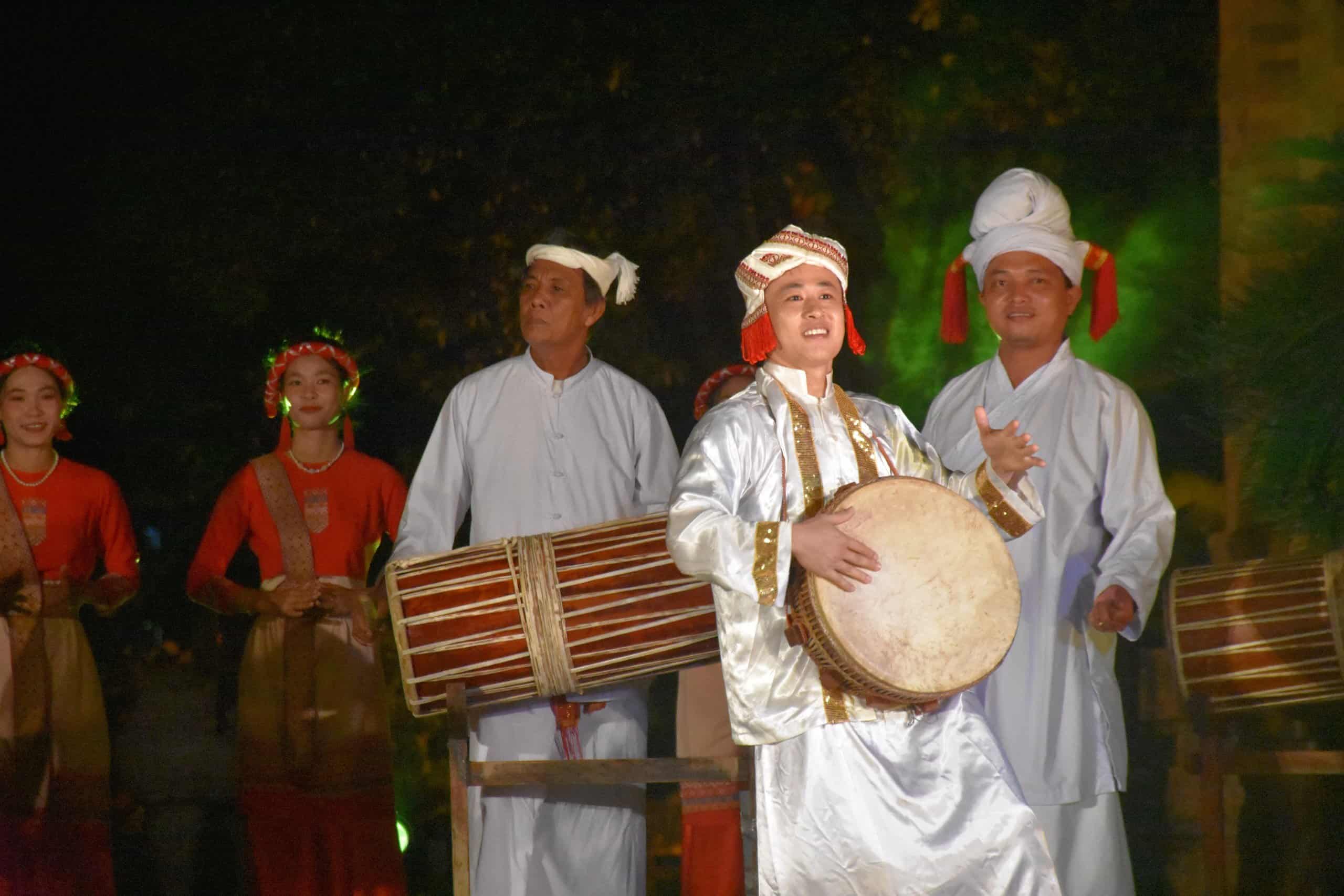 Nhieu hinh thuc van hoa dan gian duoc tai hien tai di tich Thap Ba Ponagar o Nha Trang. Anh: Huu Long