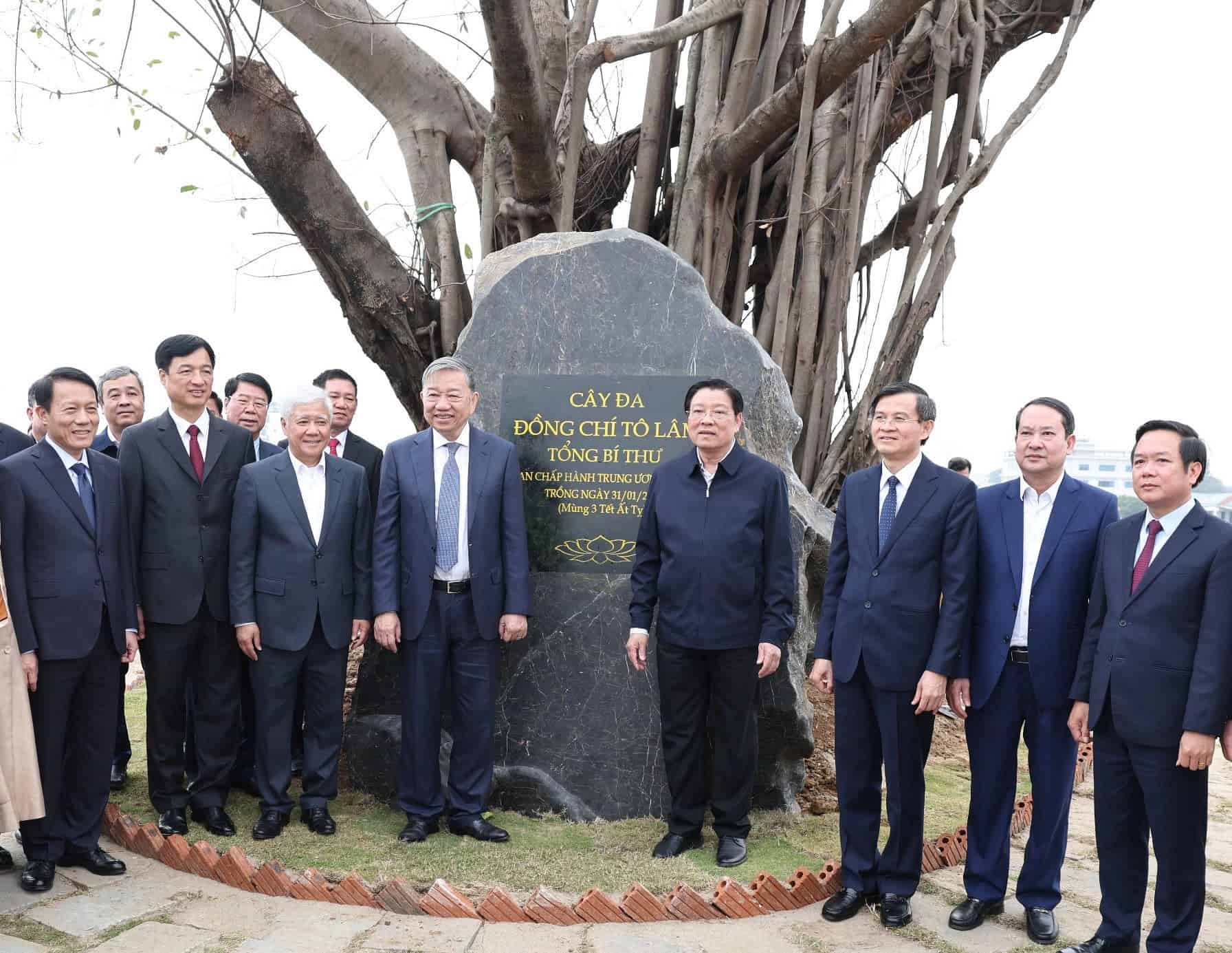 General Secretary To Lam attended the launching ceremony of the "Forever grateful to Uncle Ho" tree planting festival at Dinh Tien Hoang De Square (Hoa Lu city, Ninh Binh). Photo: Nguyen Truong