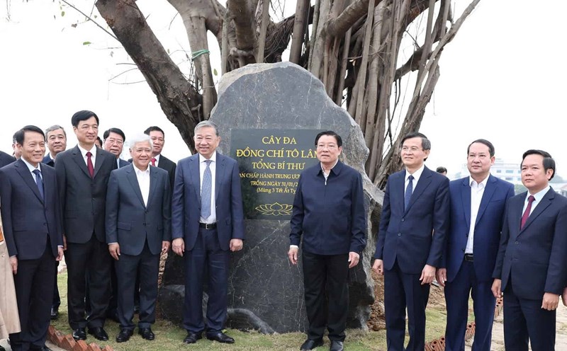 General Secretary To Lam attended the launching ceremony of the "Forever grateful to Uncle Ho" tree planting festival at Dinh Tien Hoang De Square (Hoa Lu city, Ninh Binh). Photo: Nguyen Truong