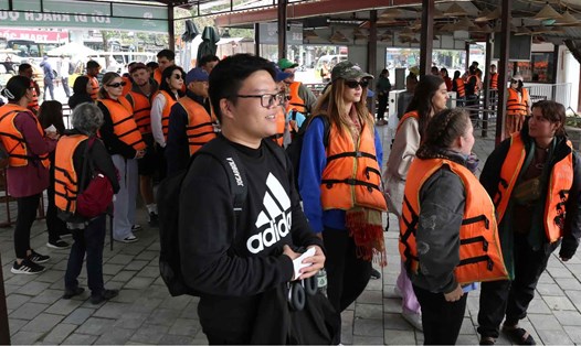 Khách du lịch mua vé tham quan tại khu du lịch Tam Cốc - Bích Động (thành phố Hoa Lư, Ninh Bình). Ảnh: Nguyễn Trường