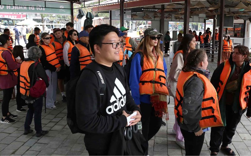 Tourists buy tickets to visit Tam Coc - Bich Dong tourist area (Hoa Lu city, Ninh Binh). Photo: Nguyen Truong