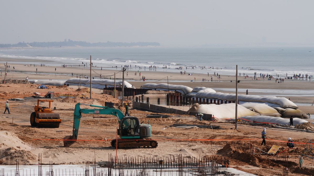 Construction during Tet holiday at the construction site of the Thuy Van road renovation project in Vung Tau City. Photo: Thanh An