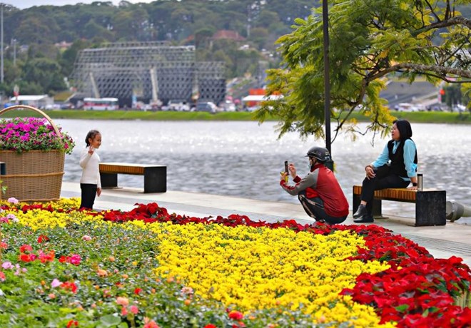 Du khach thich thu chup anh luu niem o thanh pho Da Lat. Anh: Dinh Quang