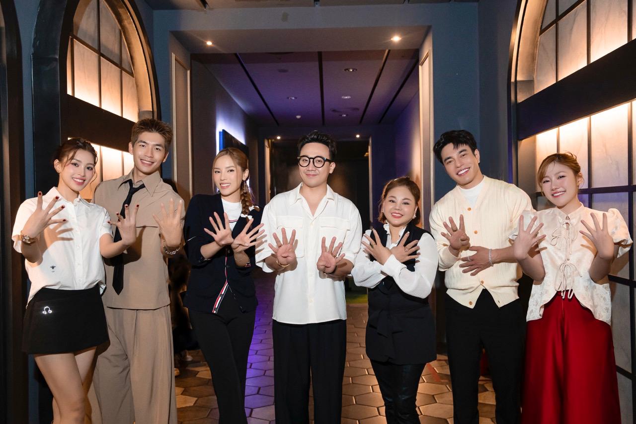 Tran Thanh and the cast of "The Guardian Quartet". Photo: Producer.