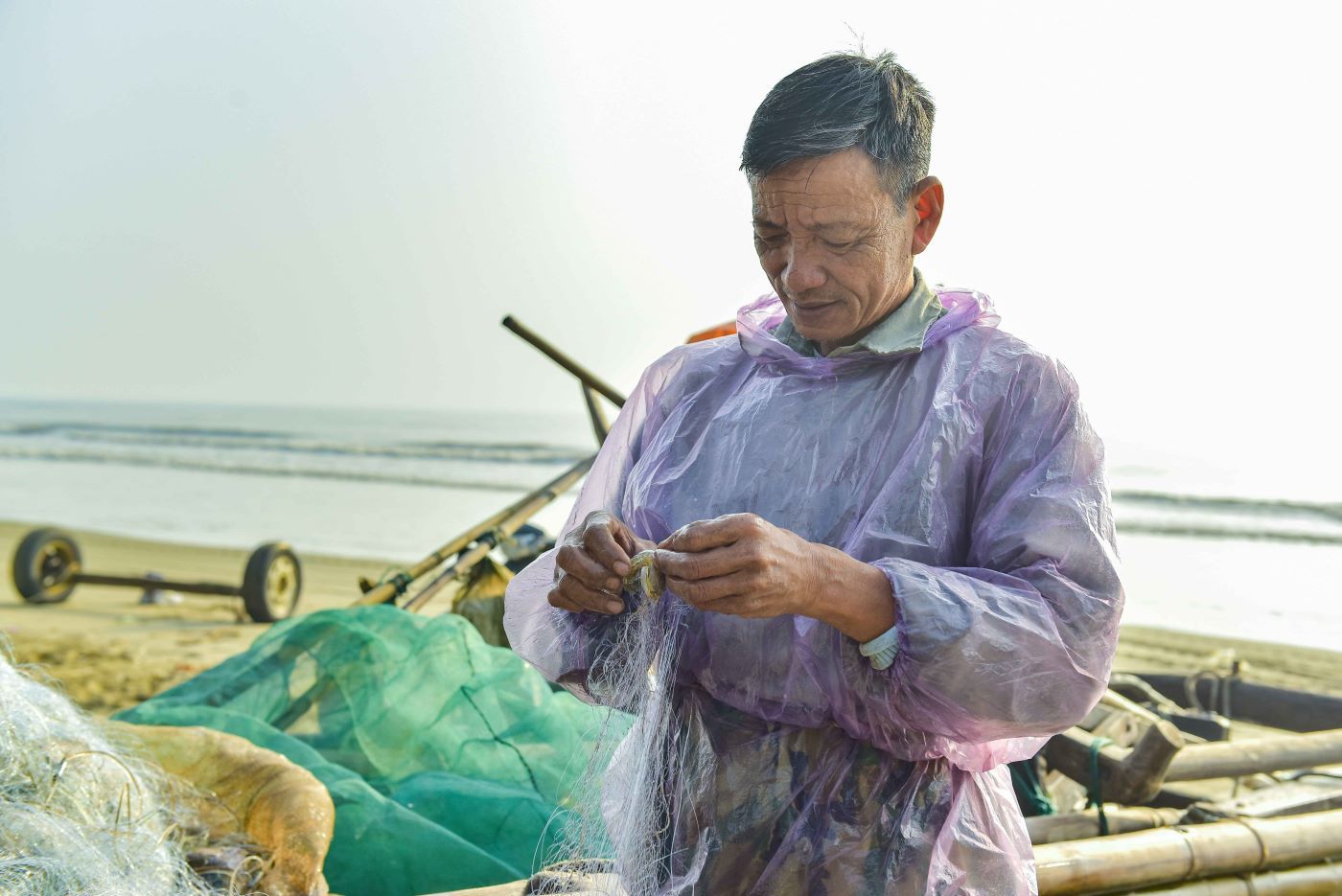 Ong Vien Dinh Khuy (tru tai xa Quang Thai, huyen Quang Xuong, tinh Thanh Hoa) cho biet, nam nao cung vay, khong chi gia dinh ong ma nhieu ho khac deu chon ngay dep de “xong bien”. “Du danh bat duoc it hay nhieu, viec xong bien dau nam la de lay may, cau cho mot nam ca tom day khoang. Day cung la mot net dep van hoa cua ngu dan vung bien chung toi” - ong Khuy chia se. Anh: Quach Du