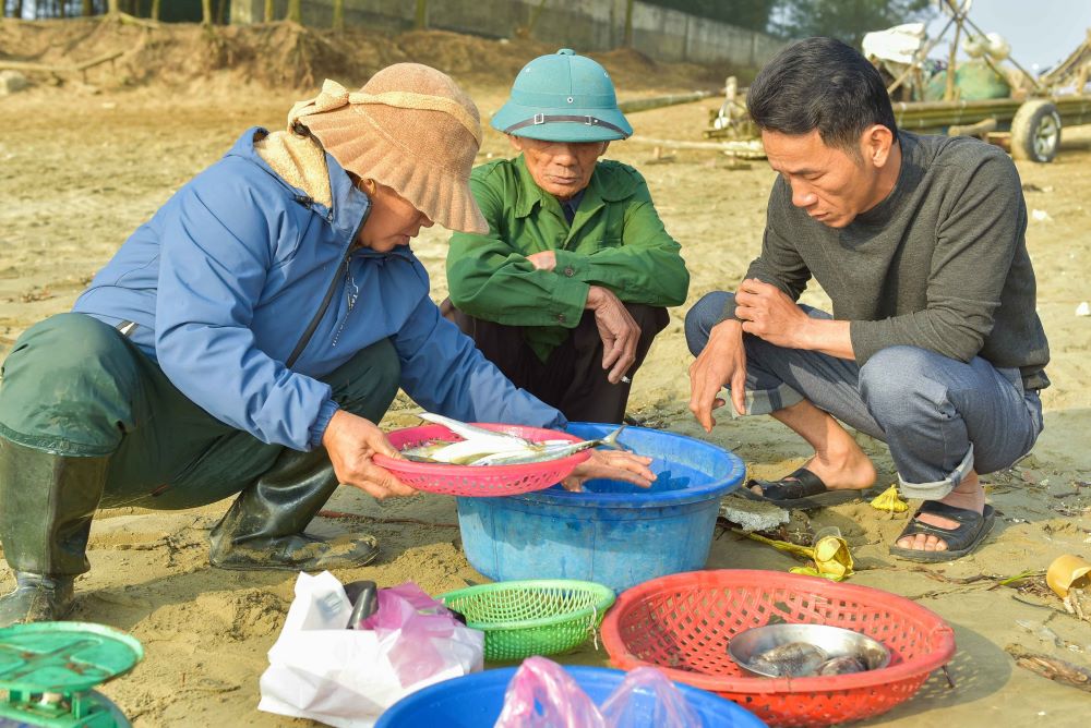 Ngu dan vung bien Quang Xuong, tinh Thanh Hoa phan khoi sau nhung chuyen “xong bien” dau nam. Anh: Quach Du