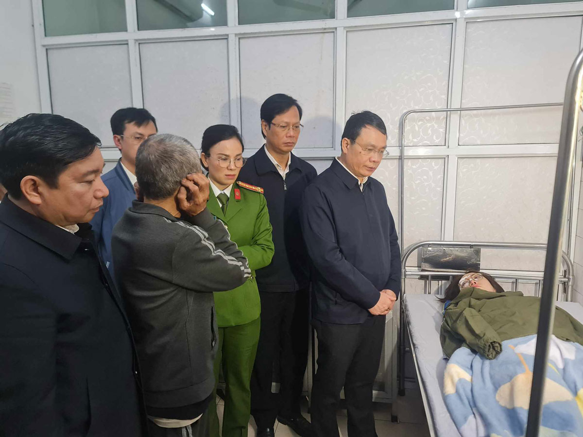 Nam Dinh provincial leaders visited and encouraged the lucky survivors of the accident. Photo: Anh Nguyen