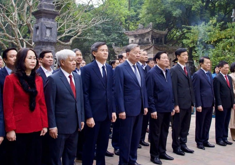General Secretary To Lam and the Central Working Delegation respectfully offer incense at the Temple of King Dinh Tien Hoang. Photo: Duc Lam