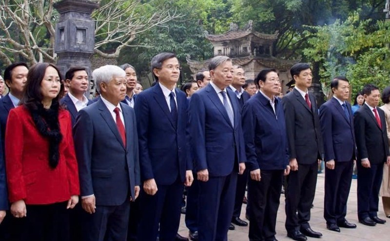 General Secretary To Lam and the Central Working Delegation respectfully offer incense at the Temple of King Dinh Tien Hoang. Photo: Duc Lam