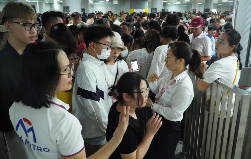  Gia đình chị Lê Uyên cho biết, dịp Tết này, nhà chị sử dụng metro để di chuyển đến các địa điểm vui chơi ở TPHCM du xuân. “Tôi không ngờ quá đông đúc, tôi thấy tự hào vì người dân TPHCM sử dụng metro rất nhiều. Tuy nhiên, thời gian chờ khá lâu, tôi xếp hàng mua vé nhưng đã gần 1 tiếng vẫn chưa vào được bên trong“, chị Uyên nói.