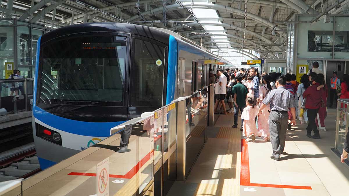  Theo thống kê, trong ngày mùng 1 Tết, Metro 1 số đã vận hành 182 chuyến với 8 đoàn tàu hoạt động liên tục, phục vụ gần 56.000 lượt hành khách. Mùng 2, ngoài 156 lượt chạy theo kế hoạch, Metro số 1 đã bổ sung thêm 28 chuyến. Lịch trình tăng cường tiếp tục duy trì trong những ngày tiếp theo: mùng 3 Tết vận hành 156 chuyến, trong khi mùng 4 và mùng 5 nâng lên 160 chuyến, đến mùng 6 (ngày 3.2), Metro số 1 trở lại hoạt động bình thường.