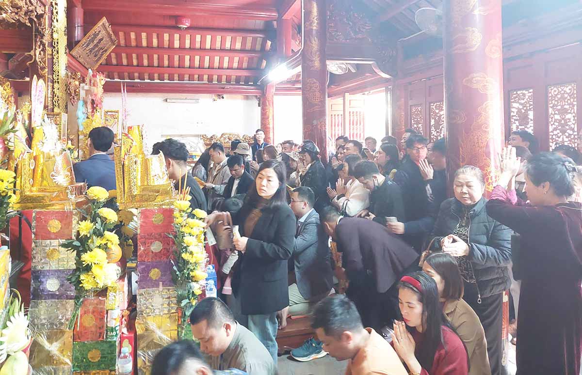 Many tourists come to Ong Hoang Muoi Temple to burn incense and pray for peace. Photo: Quang Dai
