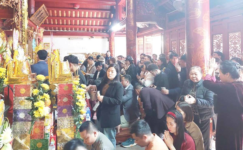 Many tourists come to Ong Hoang Muoi Temple to burn incense and pray for peace. Photo: Quang Dai
