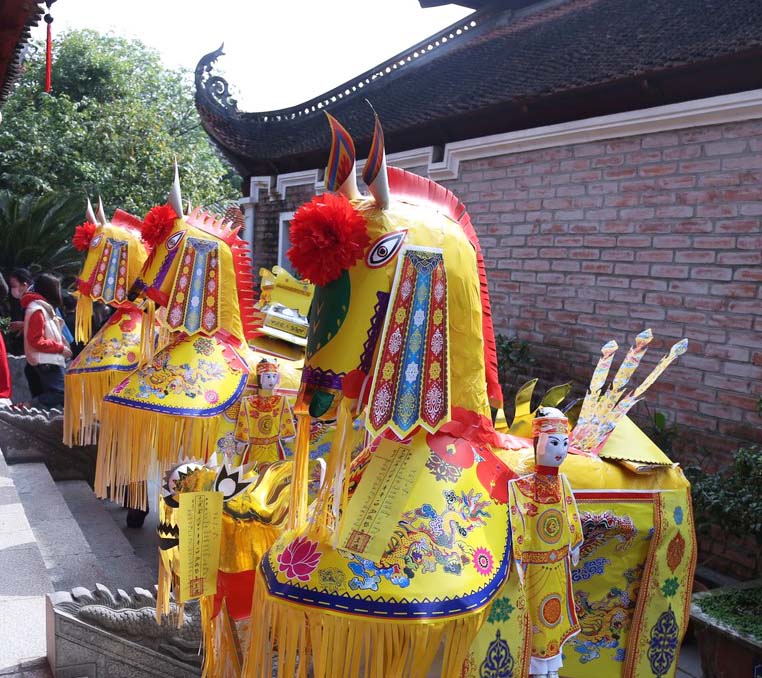 Ngua giay duoc trang tri cau ky, bat mat de cho nguoi dan mua dang le tai Den Ong Hoang Muoi. Anh: Quang Dai