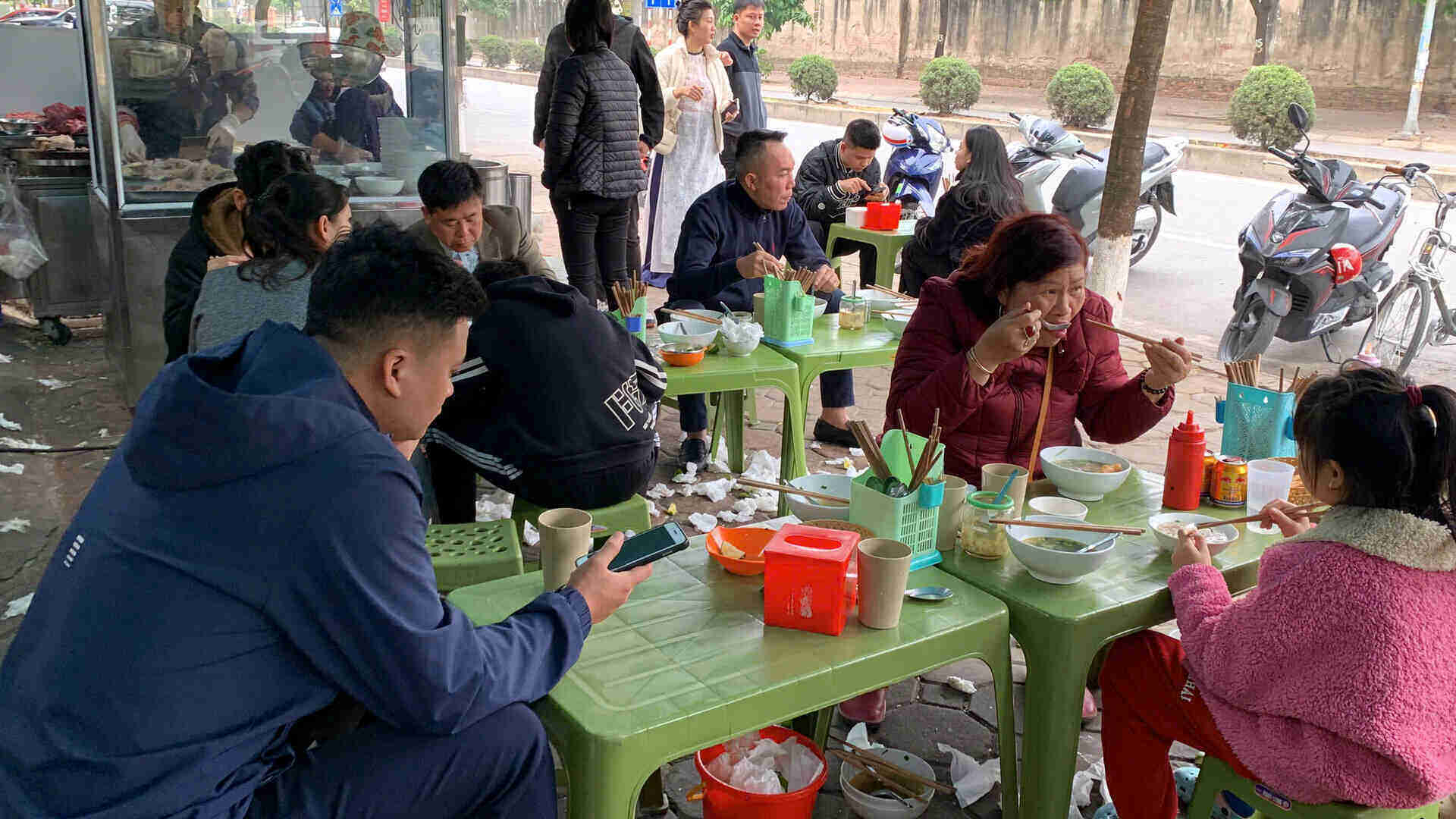 Hang quan thu hut nhieu thuc khach khi mo cua ngay dau nam moi. 