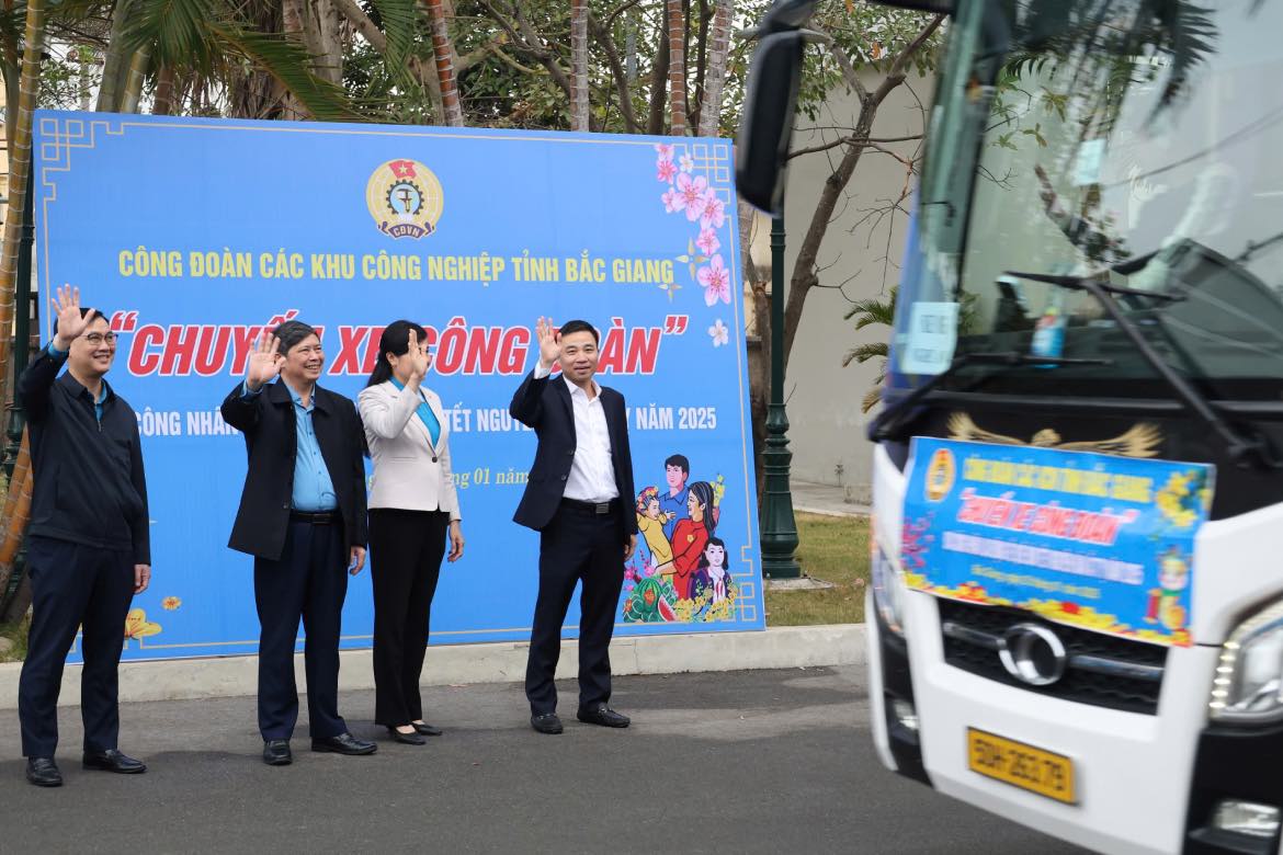 The whole province has over 20 buses taking over 1,000 workers from far away places (Ha Tinh, Nghe An, Thanh Hoa, Ha Giang...) home for Tet. Photo: Bac Giang Provincial Federation of Labor