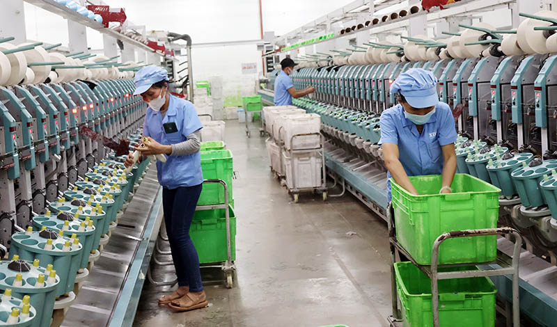 Textile Construction Company Limited in VSIP Quang Ngai Industrial Park divides work shifts during Tet. Photo: Quoc Chinh.
