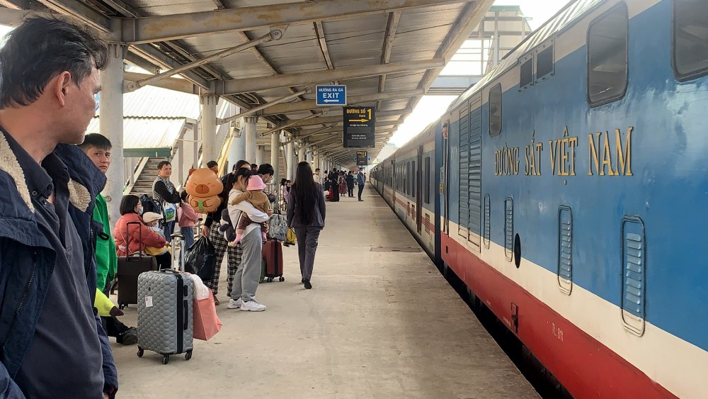 Crowded passengers waiting for the train at Thanh Hoa station on the afternoon of the 3rd day of the Lunar New Year. Photo: T.Vuong