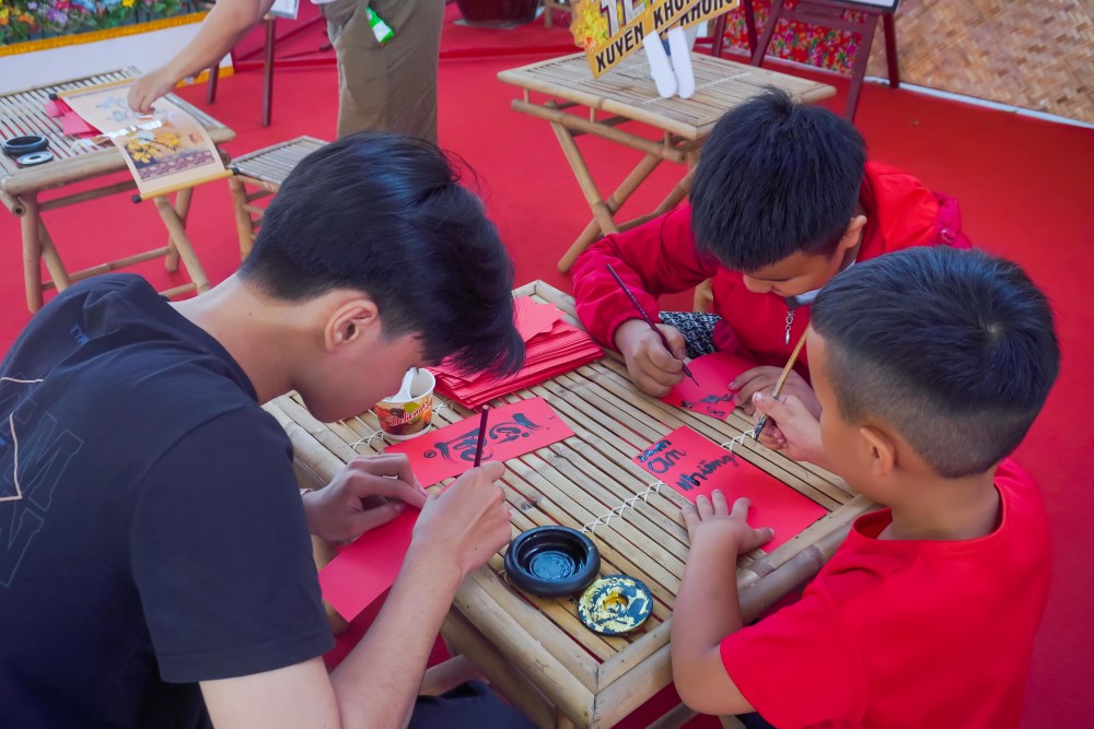  Hoat dong xin chu ong do, gieo que, viet loi chuc len cay neu,... thu hut nhieu du khach trai nghiem. Anh Ho Duy Hai (28 tuoi, quan Binh Tan) cho biet nam nao cung den Suoi Tien de vui choi vao dip dau nam moi. “Minh thich khong khi soi dong o day, nhieu nguoi la gap nhau cung trao nhau loi chuc Tet, minh thay rat am ap“, anh Hai cho hay.