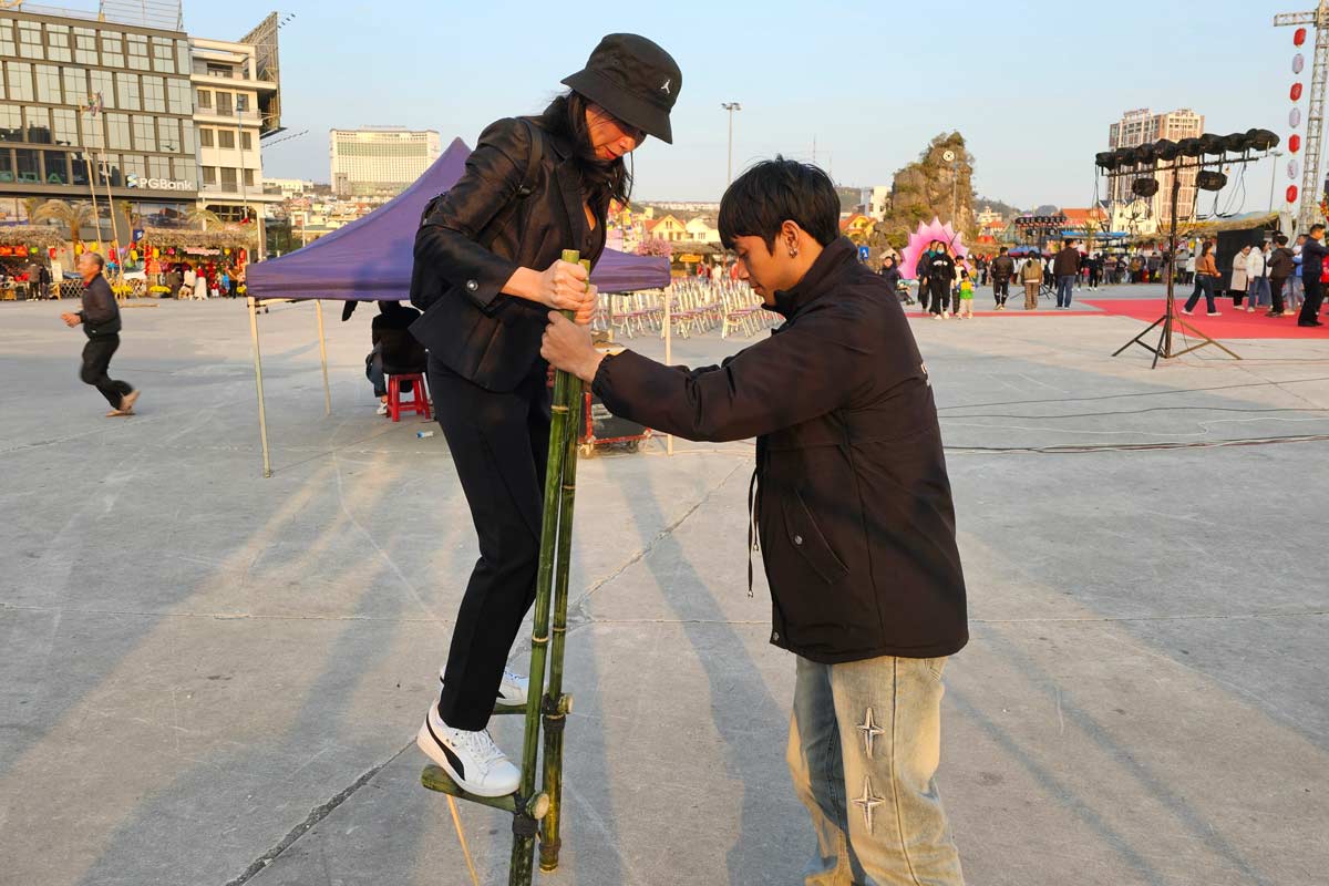 People practice walking on stilts at the Cultural Space for Tet of ethnic groups in Quang Ninh province (held at the Flagpole yard, Planning Palace, Fair and Exhibition of Quang Ninh province). Photo: Doan Hung
