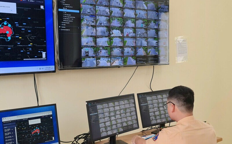 Police monitor and handle fines. Photo: Bao Nguyen