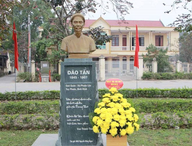Tượng danh nhân Đào Tấn tại công viên Tuy Phước (thị trấn Nghèn, huyện Can Lộc, Hà Tĩnh). Ảnh: Quốc Hiệp