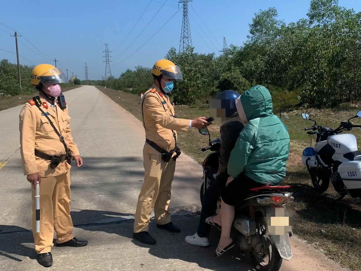 Công an TP Huế xử lý hàng trăm trường hợp vi phạm giao thông. Ảnh: Trần Hồng.