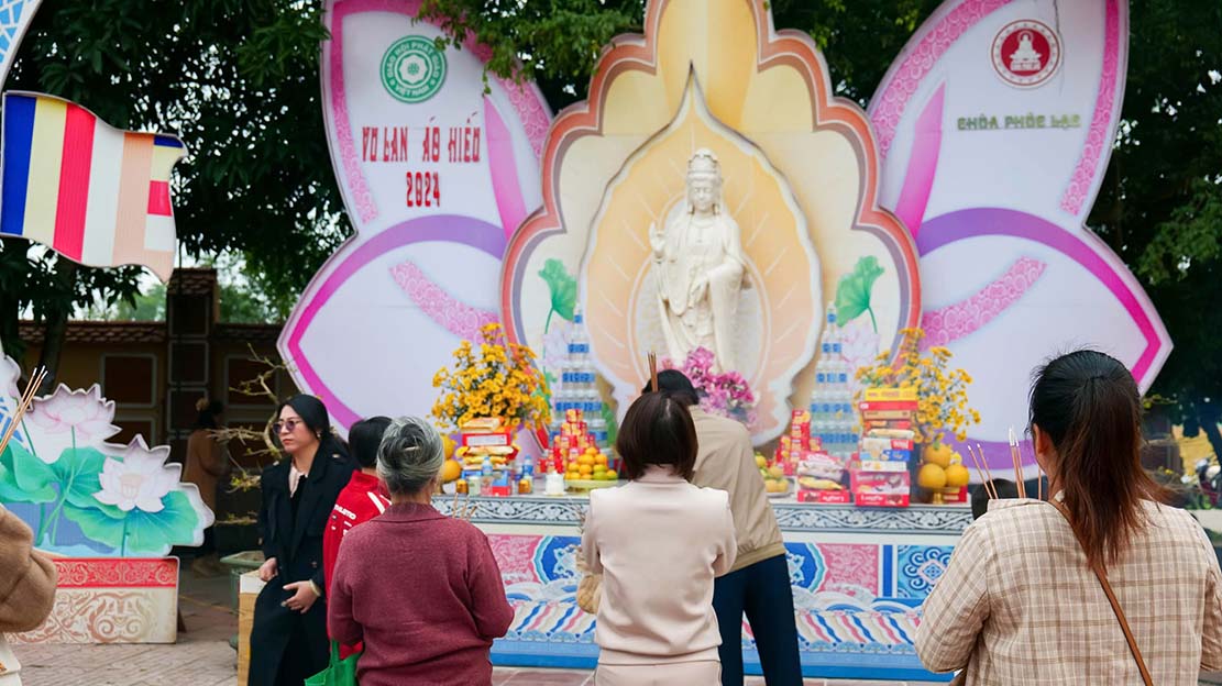 Nguoi dan thanh kinh dang huong truoc tuong Quan The Am Bo Tat. Anh: Duy Chuong