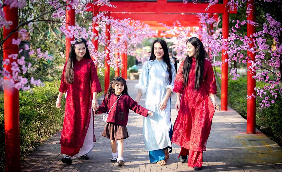 A radiant young girl enjoying spring at Phuc Lac Pagoda (Nghi Thach Commune, Nghi Loc District, Nghe An) on the third day of Tet. Photo: Duy Chuong