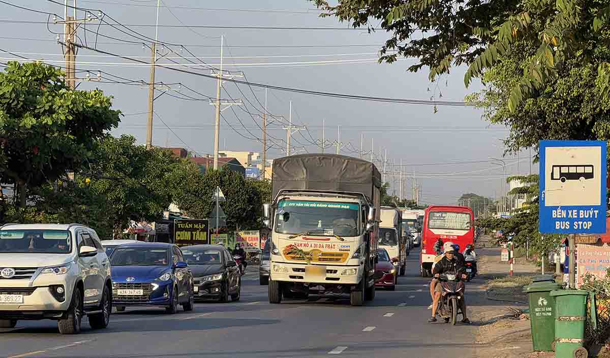 Ùn ứ kéo dài nhiều km khiến một số thời điểm, tài xế phải bật đèn tín hiệu, di chuyển sang làn bên. Ảnh: Như Quỳnh