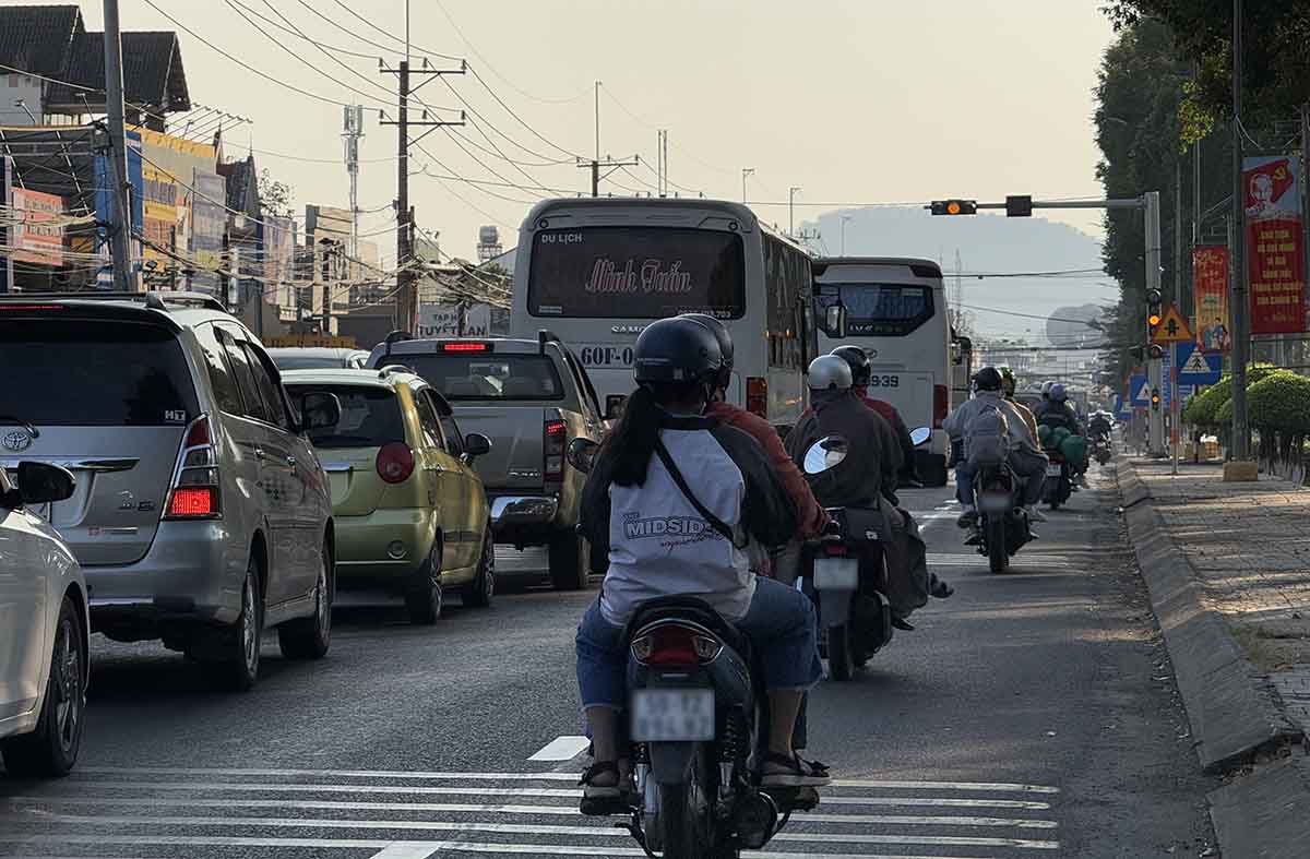 Tại các khu vực ngã tư lớn được cảnh sát giao thông bật chế độ đèn tín hiệu vàng vào giờ cao điểm. Ảnh: Như Quỳnh