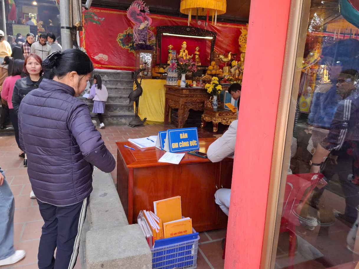 Bàn ghi công đức tại Di tích Đền Chợ Củi. Ảnh: Trần Tuấn