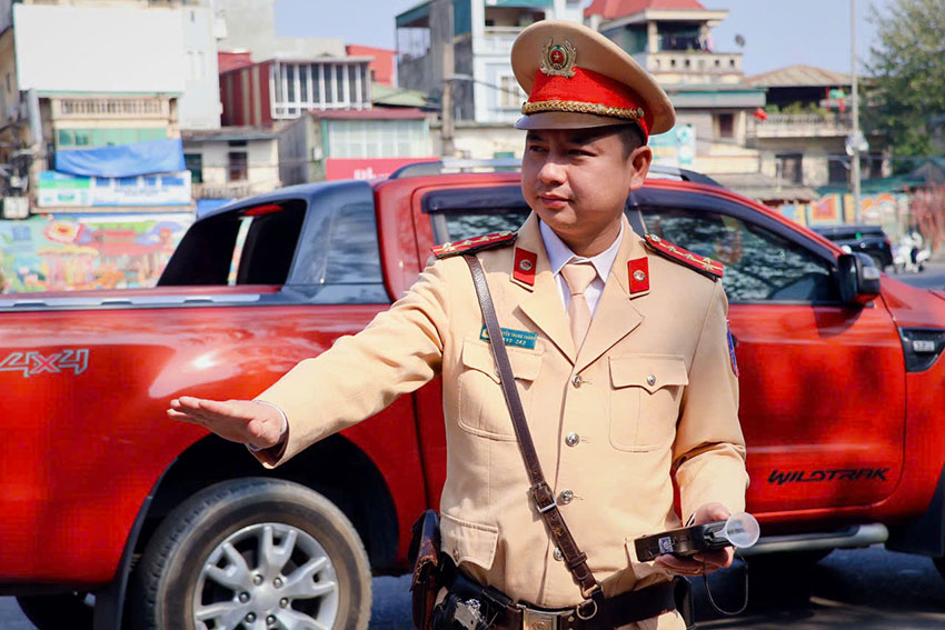 CSGT kiểm tra người vi phạm nồng độ cồn xuyên Tết. Ảnh: A.Nhật