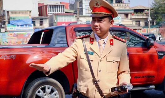 CSGT kiểm tra người vi phạm nồng độ cồn xuyên Tết. Ảnh: A.Nhật