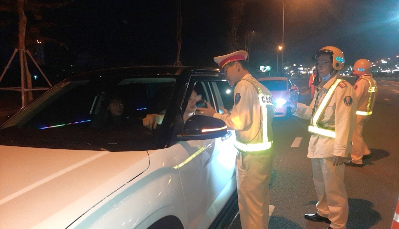 Tam Ky Traffic Police, Quang Nam check the alcohol concentration of a driver. Photo: Hoang Bin