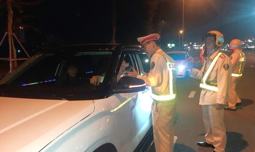 CSGT Tam Kỳ, Quảng Nam kiểm tra nồng độ cồn tài xế. Ảnh: Hoàng Bin