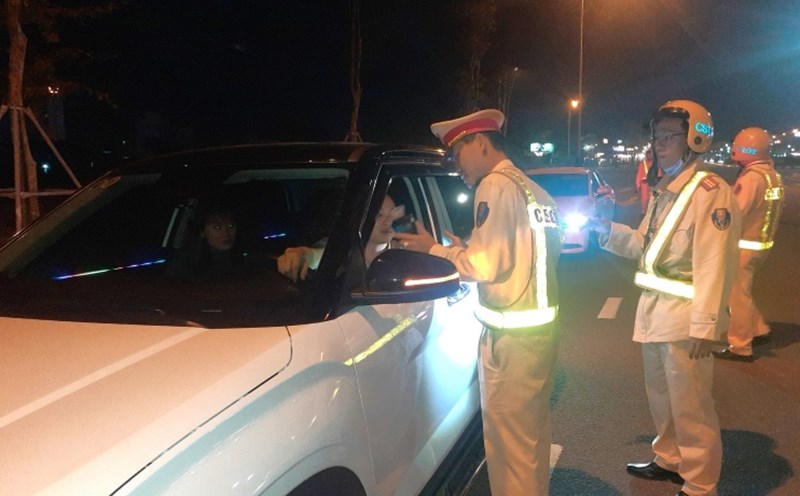 Tam Ky Traffic Police, Quang Nam check the alcohol concentration of a driver. Photo: Hoang Bin