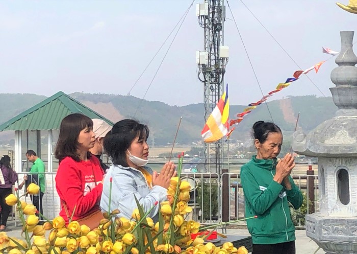 Nguoi dan, du khach le Phat cau an tai Chua cao vao ngay mung 3 Tet At Ty. Anh: Song Han