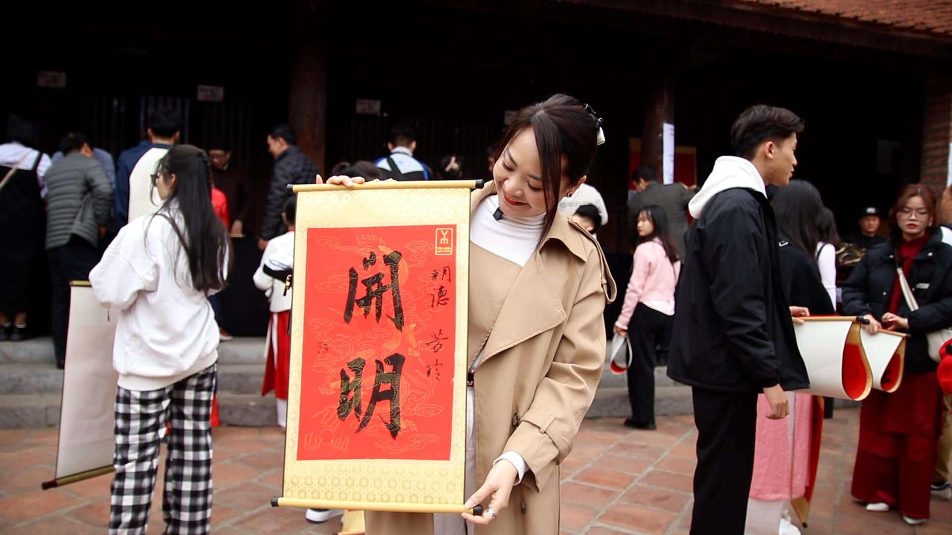 Bustling to ask for the first calligraphy of the year at the Temple of Literature at the beginning of the year of At Ty Tet