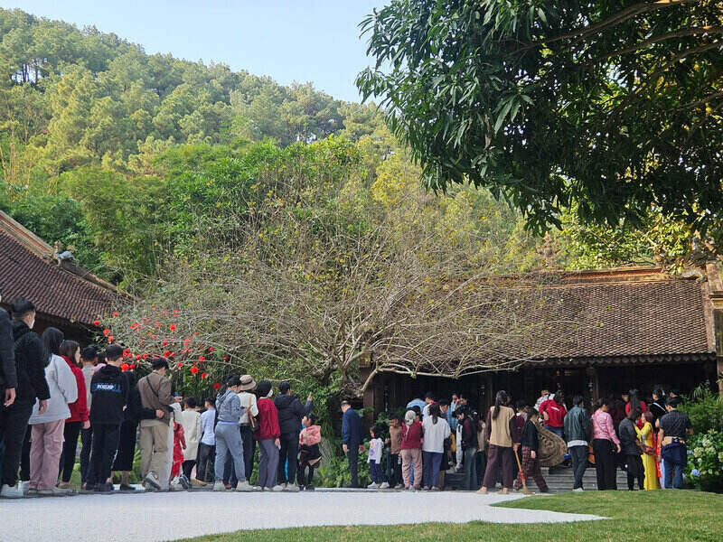 Recorded on the 3rd day of Tet (January 31, 2025), people lined up to enter Dia Tang Phi Lai Tu Pagoda to pray for peace in the new year. Photo: Thanh Van.