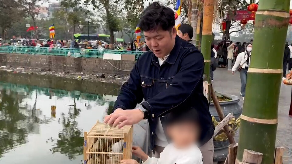 On the third day of Tet, the price of released birds doubled compared to normal days