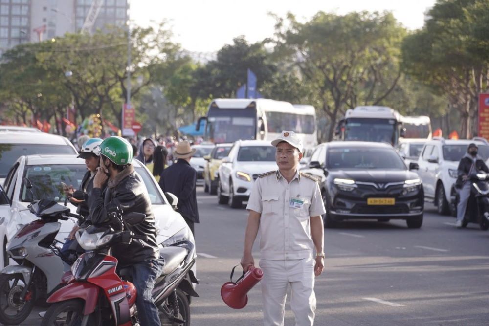 tai cac diem nay gia giu xe cung duoc niem yet tu khi mo cua duong hoa, dam bao khong tang gia. Anh: Tran Thi