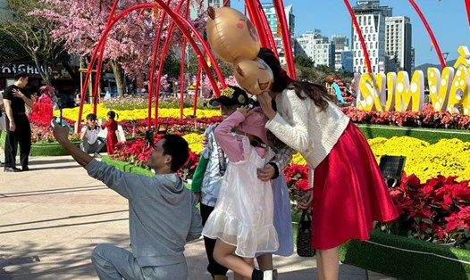 Đường hoa Đà Nẵng đông đúc, giá giữ xe, dịch vụ được niêm yết. Ảnh: Trần Thi