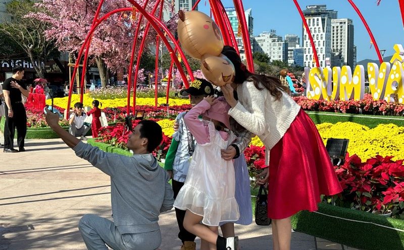 Da Nang Flower Street is crowded, parking and service prices are listed. Photo: Tran Thi