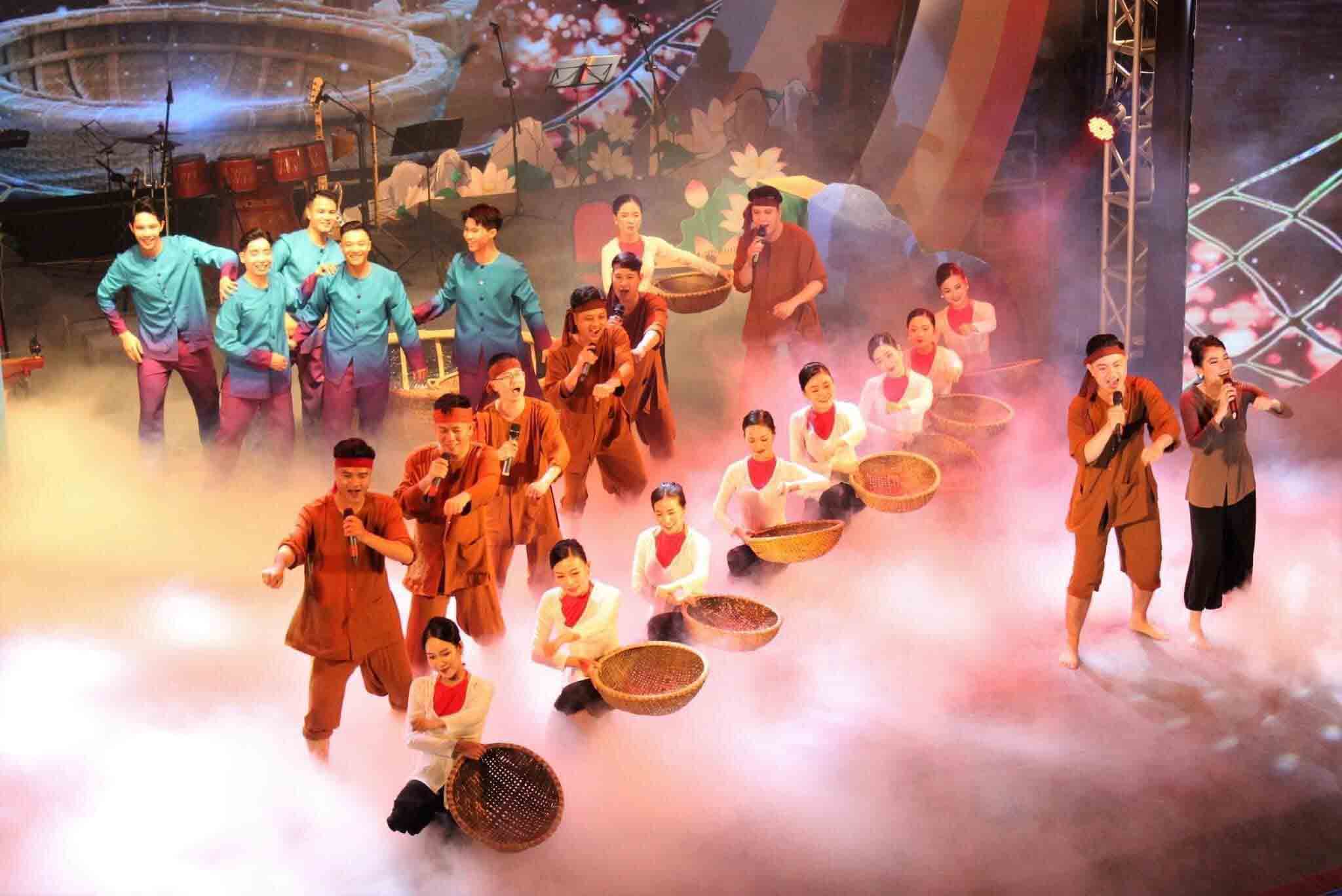 Vi Giam Folk Song Club of Hung Nguyen district (Nghe An) during a performance. Photo: Hung Nguyen