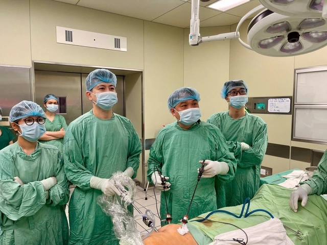 Dr. Nguyen Thanh Xuan - Deputy Director of Hue Central Hospital and his team performed the surgery to save the patient's life. Photo: Lan Huong.