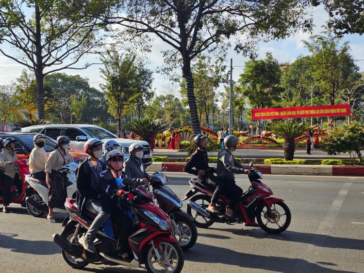 Nguoi dan chap hanh nghiem viec doi mu trong luc di chuyen du xuan. Anh: Thanh Quynh